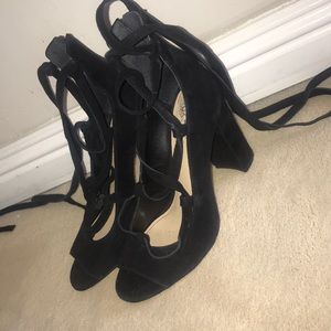 WORN ONCE VINCE CAMUTO LACE UP BLOCK HEELS